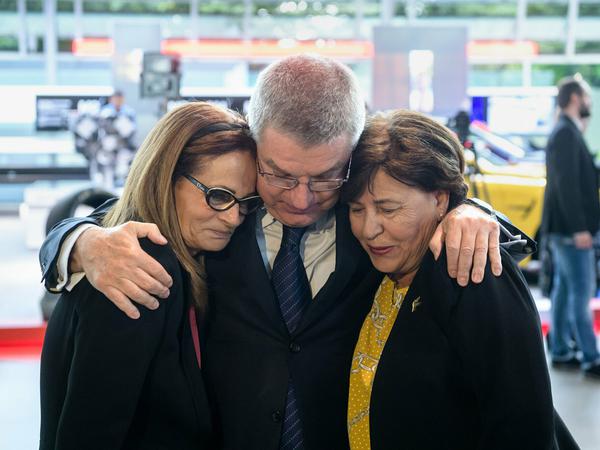 IOC Präsident Thomas Bach vor fünf Jahren bei der Enthüllung eines Denkmals für die Opfer des Olympia-Attentats mit Ilana Romano und Anke Spitzer, Witwen ermordeter israelischer Sportler. 