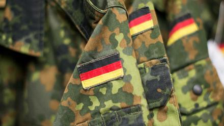 Uniform-Jacken der Bundeswehr mit ansgenähter Deutschlandflagge.