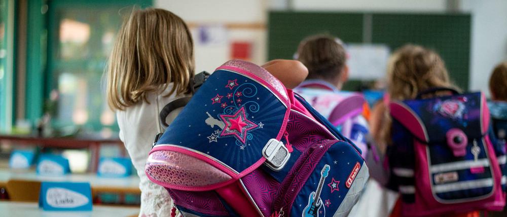 Nichts wie weg: Manche Schulen bitten ihre Eltern, wegen überbelegter Horte ihre Kinder direkt nach dem Unterricht abzuholen
