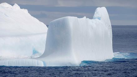 Das Foto, welches vom japanischen Forschungsschiff "Shirase" während der 61. Antarktis-Expedition gemacht wurde, zeigt einen Eisberg im Antarktischen Ozean.