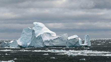 Ein Eisberg schwimmt im Südpolarmeer.