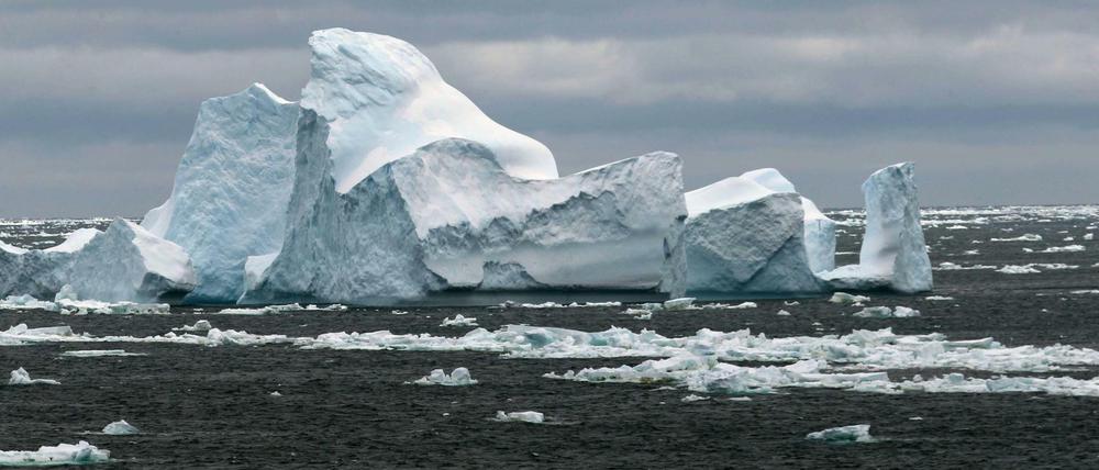 Ein Eisberg schwimmt im Südpolarmeer.