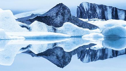 Schmelzende Schätze. Eisschollen in einem isländischen Gletschersee.