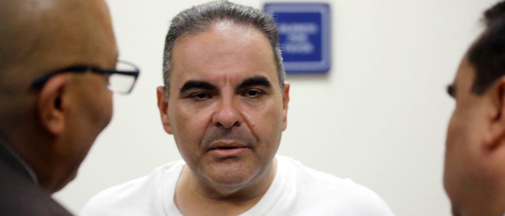 Der ehemalige Präsident von El Salvador, Elias Antonio Saca, wartet auf sein Gerichtsurteil.