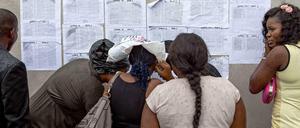 Wahlhelferinnen studieren im Heimatstaat des Präsidenten Bayelsa die ausgehängten Wählerlisten. Am Samstag sind rund 70 Millionen Nigerianer zur Präsidentenwahl aufgerufen, von denen rund 58 Millionen ihre dauerhaften Wählerkarten abgeholt haben, die sie zur Wahl berechtigen. 