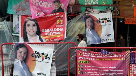 Diverse Plakate der Parteien in Mexiko.