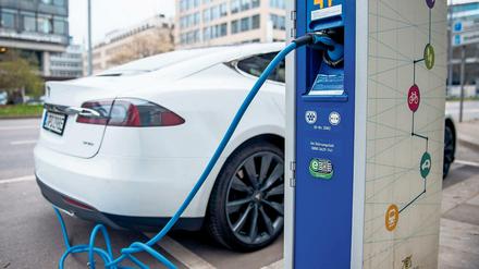 Ein Elektroauto des Typs Tesla S lädt in Stuttgart an einer Stromtankstelle. 