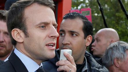 Emmanuel Macron im Wahlkampf, flankiert von Alexandre Benalla (rechts).