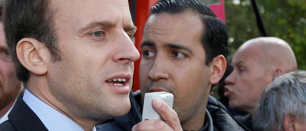 Emmanuel Macron im Wahlkampf, flankiert von Alexandre Benalla (rechts).