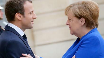 Der französische Präsident Emmanuel Macron empfängt am Elysee Palast Bundeskanzlerin Angela Merkel. 