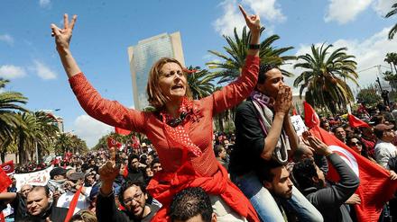 Emna Menif bei einer Demonstration im April 2012 aus Anlass des Martyrertages auf der Avenue Bourguiba im Herzen von Tunis. Sie ist eine der profilierten Bürgerrechtlerinnen des Landes. 
