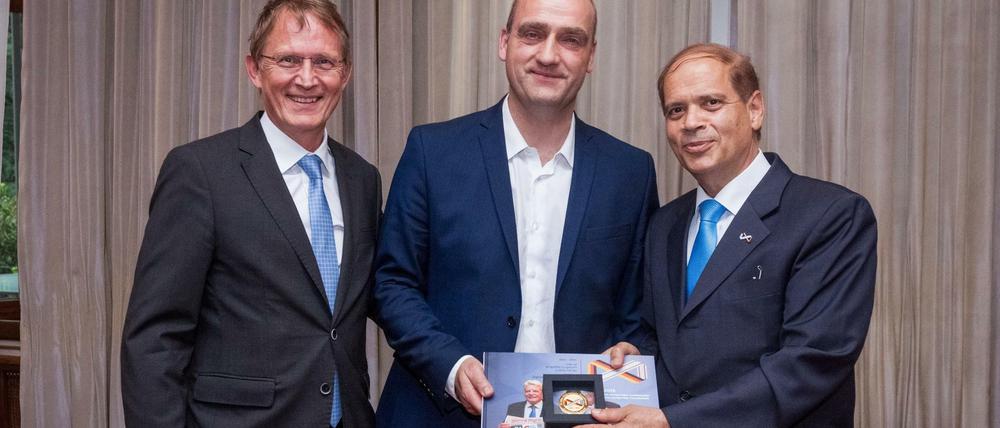 Ausgezeichnet. Israels Botschafter Yakov Hadas-Handelsman (r.) übergibt die Medaille stellvertretend an Tagesspiegel-Chefredakteur Stephan-Andreas Casdorff (l.) und Politikredakteur Christian Böhme.