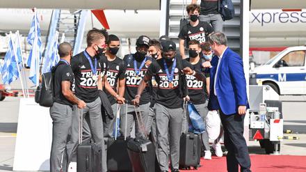Gruppenbild mit Söder. Der siegreiche FC Bayern bei seiner Ankunft auf dem Münchner Flughafen am 24. August.