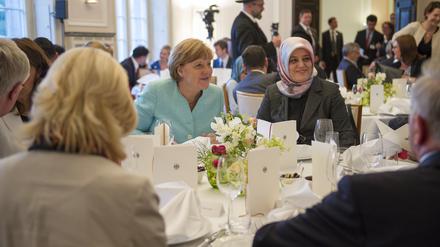 Bundeskanzlerin Angela Merkel (CDU) - hier bei einem Empfang zum Fastenmonat Ramadan 2015 - hatte keine Berührungsängste gegenüber Nurhan Soykan (rechts), die wegen ihrer Berufung durch das Auswärtige Amt nun in der Kritik steht.