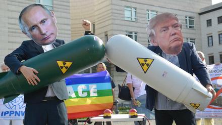 Protest vor der US-Botschaft in Berlin gegen ein neues Wettrüsten nach Ende des INF-Vertrags