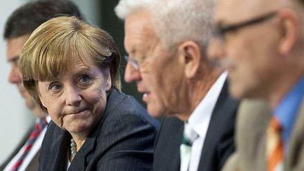 Vier Stunden haben Bundeskanzlerin Angela Merkel, Vizekanzler Sigmar Gabriel (hinter ihr) und die Ministerpräsidenten (im Vordergrund Winfried Kretschmann und Torsten Albig) über die EEG-Reform verhandelt. Mit Ergebnis. 