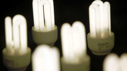 Energiesparlampen halten bei einer täglichen Brenndauer von drei Stunden insgesamt neun Jahre.
