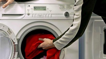Sparen beim Waschen: Waschmaschine gut füllen und niedrigere Temperaturen wählen.