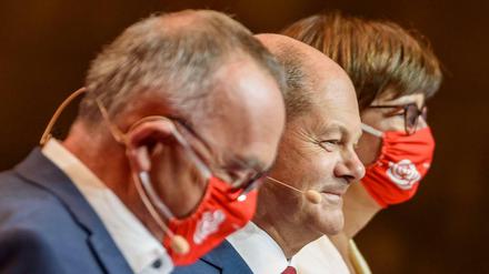 Die drei von der SPD: Olaf Scholz (M.), Saskia Esken und Norbert Walter-Borjans.