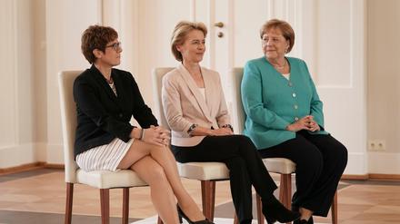  Ursula von der Leyen (CDU, Mitte), scheidende Verteidigungsministerin und neugewählte EU-Kommissionspräsidentin, sitzt im Schloss Bellevue neben ihrer Nachfolgerin Annegret Kramp-Karrenbauer (links), Bundesvorsitzende der CDU, und Bundeskanzlerin Angela Merkel (CDU).