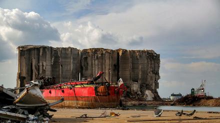 Ground Zero. Schiffwracks und ein zerstörter Silo im Hafen von Beirut, wo am 4. August 2020 Tausende Tonnen Ammoniumnitrat explodierten. Der Wiederaufbau geht nur schleppend voran.