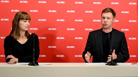 Martin Schirdewan, Vorsitzender der Partei Die Linke, und die Landesvorsitzende aus Niedersachsen, Heidi Reichinnek, sprechen bei einer Pressekonferenz nach dem Ausgang der Landtagswahl in Niedersachsen und zu aktuellen politischen Themen. 