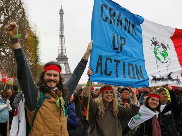 Trotz des Demonstrationsverbots sind am Samstag etwa 10 000 Umweltschützer in Paris auf die Straße gegangen. Vielen von ihnen geht das beschlossene Abkommen nicht weit genug. 