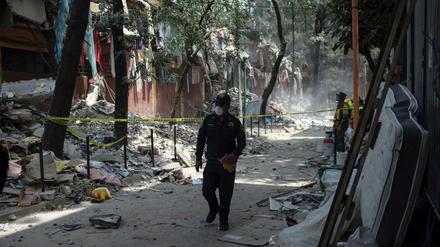 Ein Polizist läuft am 20. September durch zerstörte Straßen in Mexiko-Stadt.