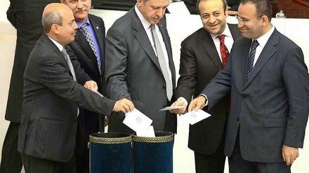 Türkeis Premier Recep Tayyip Erdogan (Mitte) bei der Abstimmung.