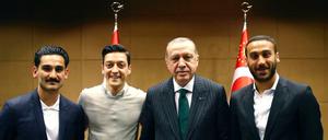 Foto mit Folgen. Die Fußballspieler Gündogan (l), Özil (2.v.l.) und Tosun (r) haben für ein Bild mit dem türkischen Präsidenten Erdogan Aufstellung genommen. D