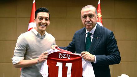 Recep Tayyip Erdogan, Staatspräsident der Türkei mit Fußballspieler Mesut Özil vom englischen Premier League Verein FC Arsenal. 