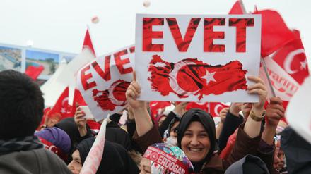 Diese Anhänger muss die Regierung Erdogans nicht mehr davon überzeugen, bei der Abstimmung mit "Ja" zu stimmen. 