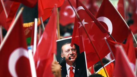 Erdogan hat viele Anhänger, aber auch viele Gegner, die ins Ausland geflohen sind. Der türkische Präsident verlangt deren Auslieferung.