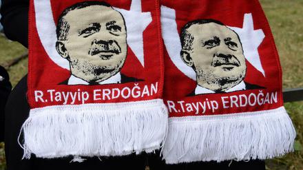 Selbst auf Schals war Erdogans Gesicht bei der großen Demonstration am Sonntag in Köln zu sehen. 