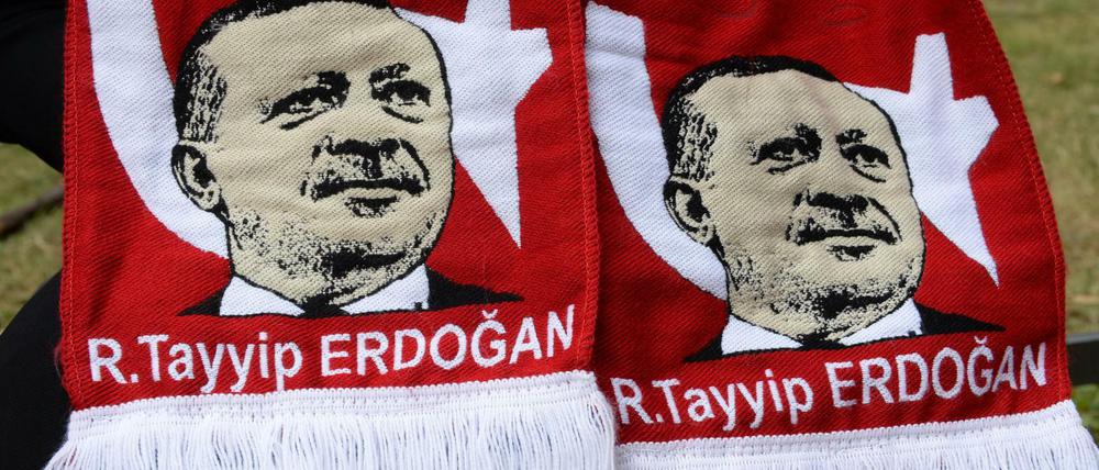 Selbst auf Schals war Erdogans Gesicht bei der großen Demonstration am Sonntag in Köln zu sehen. 