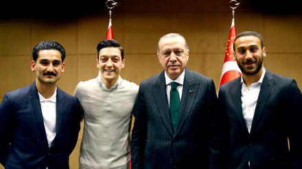Der türkische Präsident Erdogan (2.v.r.) mit Ilkay Gündogan (l.), Mesut Özil (2.v.l.) und Cenk Tosun (r.).