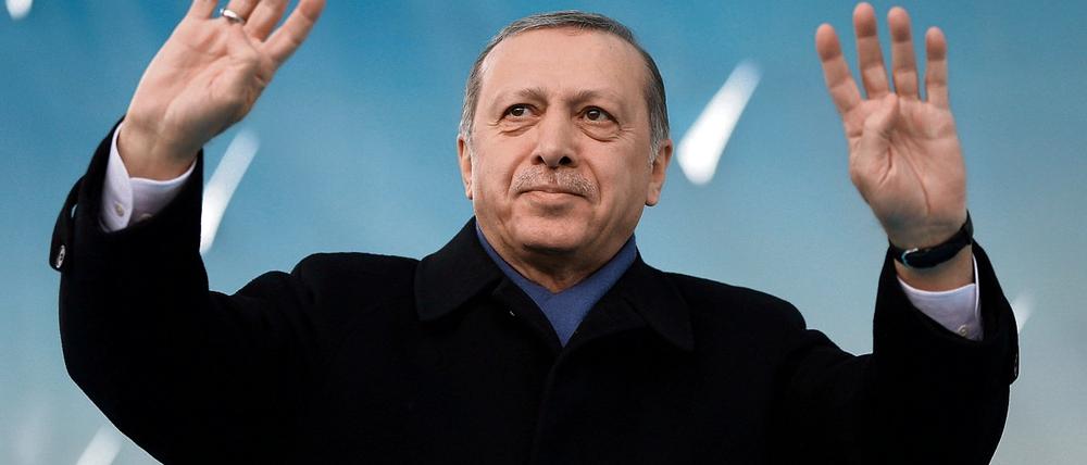 Wirft Kanzlerin Angela Merkel Nazi-Methoden vor: Der türkische Präsident Recep Tayyip Erdogan dreht im Wahlkampf mächtig auf. 