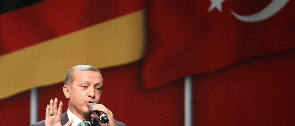 Der türkische Ministerpräsident Recep Tayyip Erdogan spricht in der Lanxes-Arena. (Archivbild)