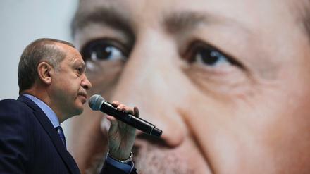 Der türkische Präsident Recep Tayyip Erdogan spricht am 23.12.2017 in Hakkari (Türkei) zu Parteimitgliedern der AKP.
