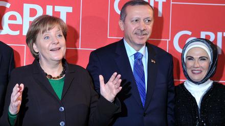 Angela Merkel steht bei der Computermesse CeBIT neben dem Erdogan und seiner Frau Emine. Frauen und Männer sind nach Ansicht des türkischen Präsidenten nicht für die gleiche Art von Arbeit geeignet