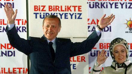 Der türkische Ministerpräsident Recep Tayyip Erdogan feiert seinen Wahlsieg.