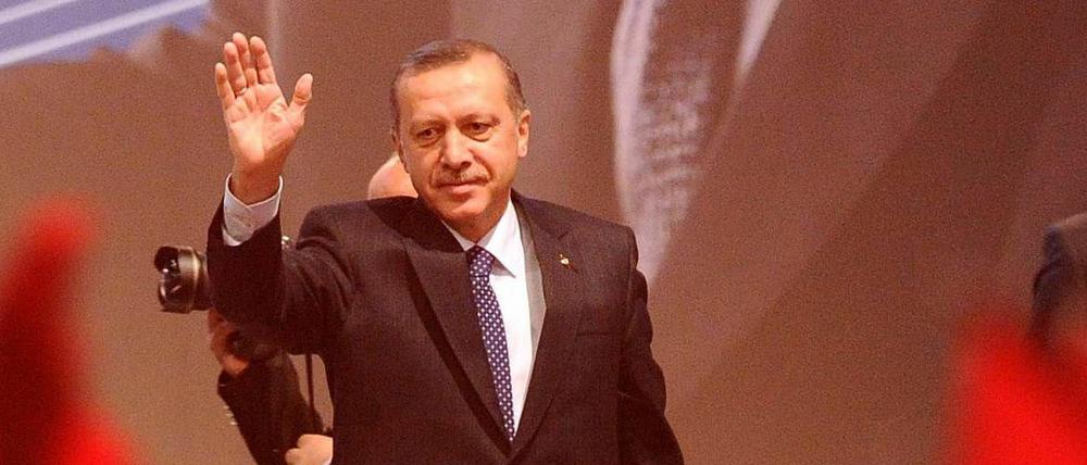 Machtvoll. Mit seinen polternden internationalen Auftritten verkörpert Recep Tayyip Erdogan ein Land, das vor Selbstbewusstsein nur so strotzt.
