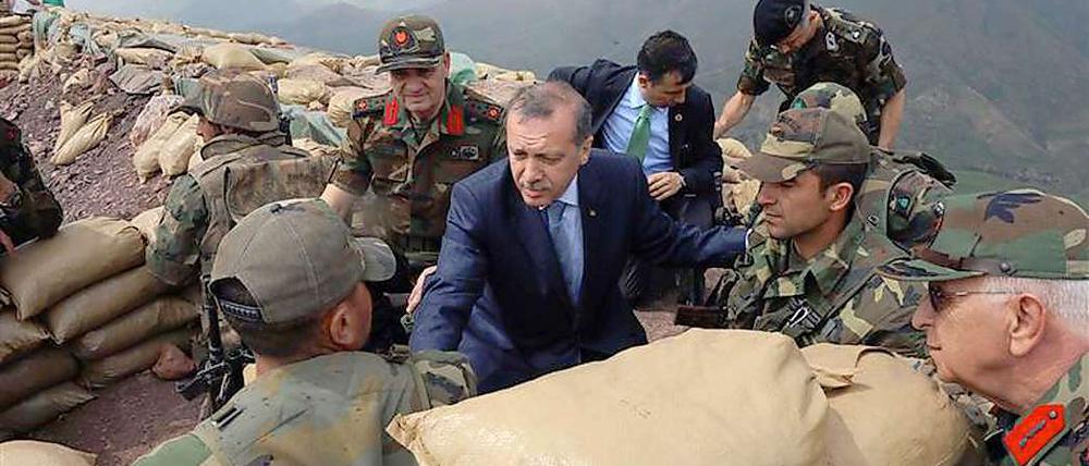 Im Krisengebiet. Türkeis Premier Recep Erdogan bei einem Truppenbesuch.
