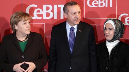 Bundeskanzlerin Angela Merkel, der türkische Ministerpräsident Recep Tayyip Erdogan und seine Frau Emine in Hannover vor der Eröffnung der internationalen Computermesse Cebit.