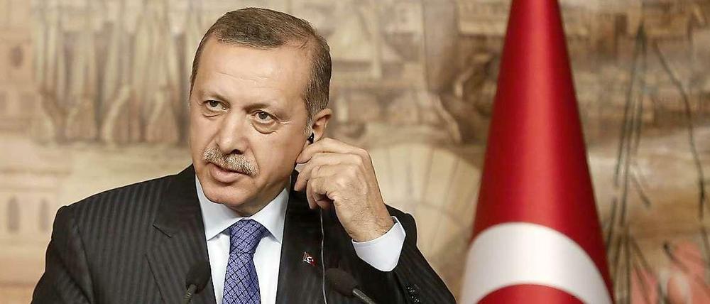 Der türkische Ministerpräsident Erdogan droht mit einem Verbot von Youtube und Facebook.