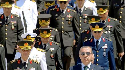 Trügerische Symbolik. Ministerpräsident Erdogan Seite an Seite mit hochrangigen Militärs. 