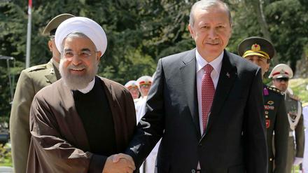 Geben sich die Hand. Hassan Ruhani und Recep Tayyip Erdogan am Dienstag in Teheran.