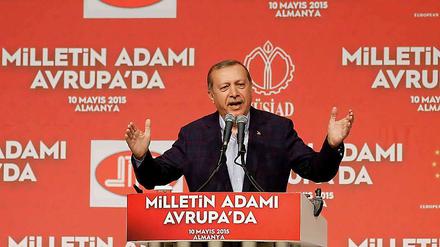 Der türkische Staatspräsident Recep Tayyip Erdogan sprach in einer Messehalle in Karlsruhe.
