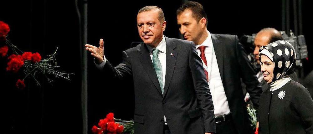 Der türkische Premier teilte in Köln nach allen Seiten aus. Aber am Ende warf er Nelken in die Reihen seiner jubelnden Fans. Recep Tayyip Erdogan wurde von seiner Frau Emine begleitet. Seine Rede gilt als inoffizieller Wahlkampfauftakt für die Präsidentenwahl im August. 