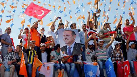 Durch das Land geht ein tiefer Riss: Erdogan-Anhänger feiern ihren Ministerpräsidenten. 